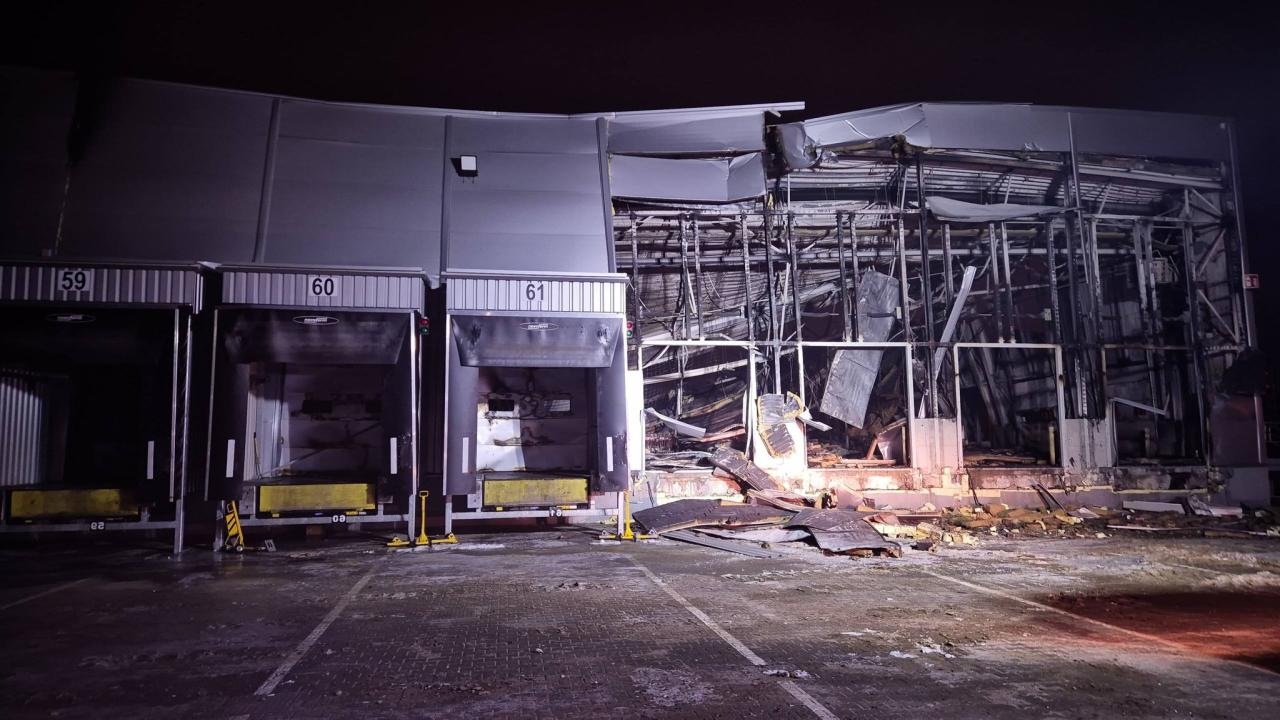 Strażacy wciąż przy spalonym magazynie pod Poznaniem. Podano, co było przyczyną pożaru!