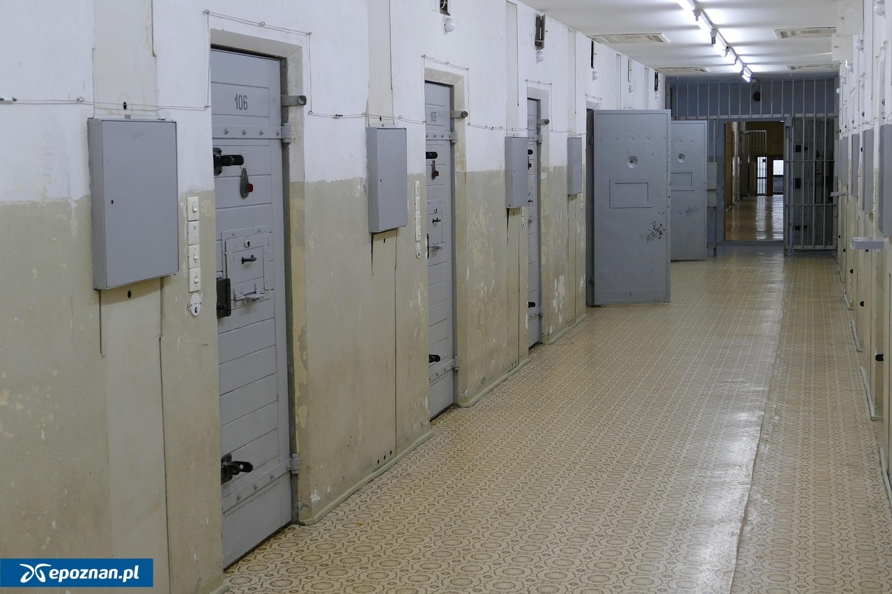 "Badał" małoletnie w domu, skazano go na 11 lat więzienia. Właśnie uchylono wyrok w sprawie byłego szefa struktur PO z regionu