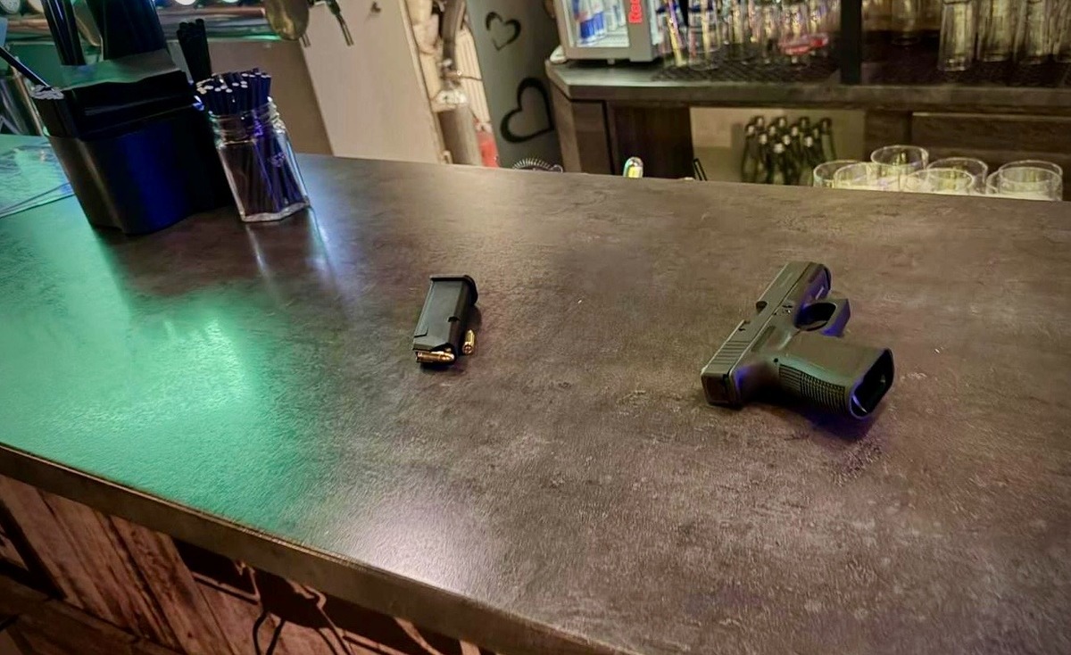 Wyproszono go z lokalu w Pile, bo robił awanturę. Wrócił z naładowanym pistoletem grożąc ochroniarzowi