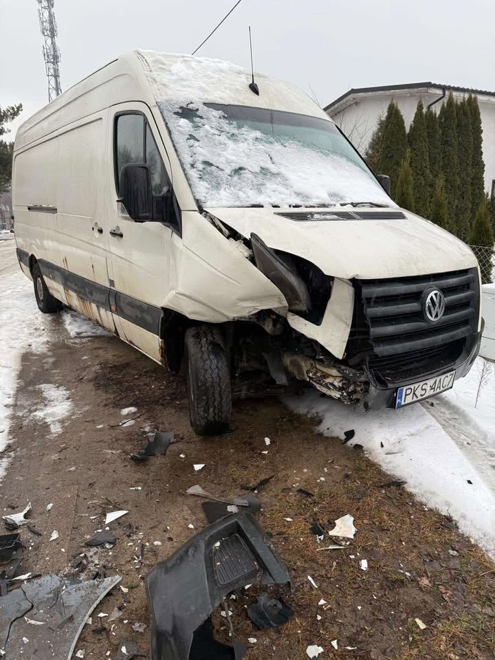 Wjechał w auto zaparkowane przy ulicy i uciekł. Poszukiwani świadkowie i sprawca