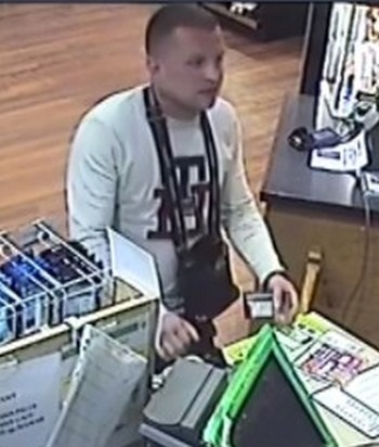 Policjanci szukają mężczyzny ze zdjęć