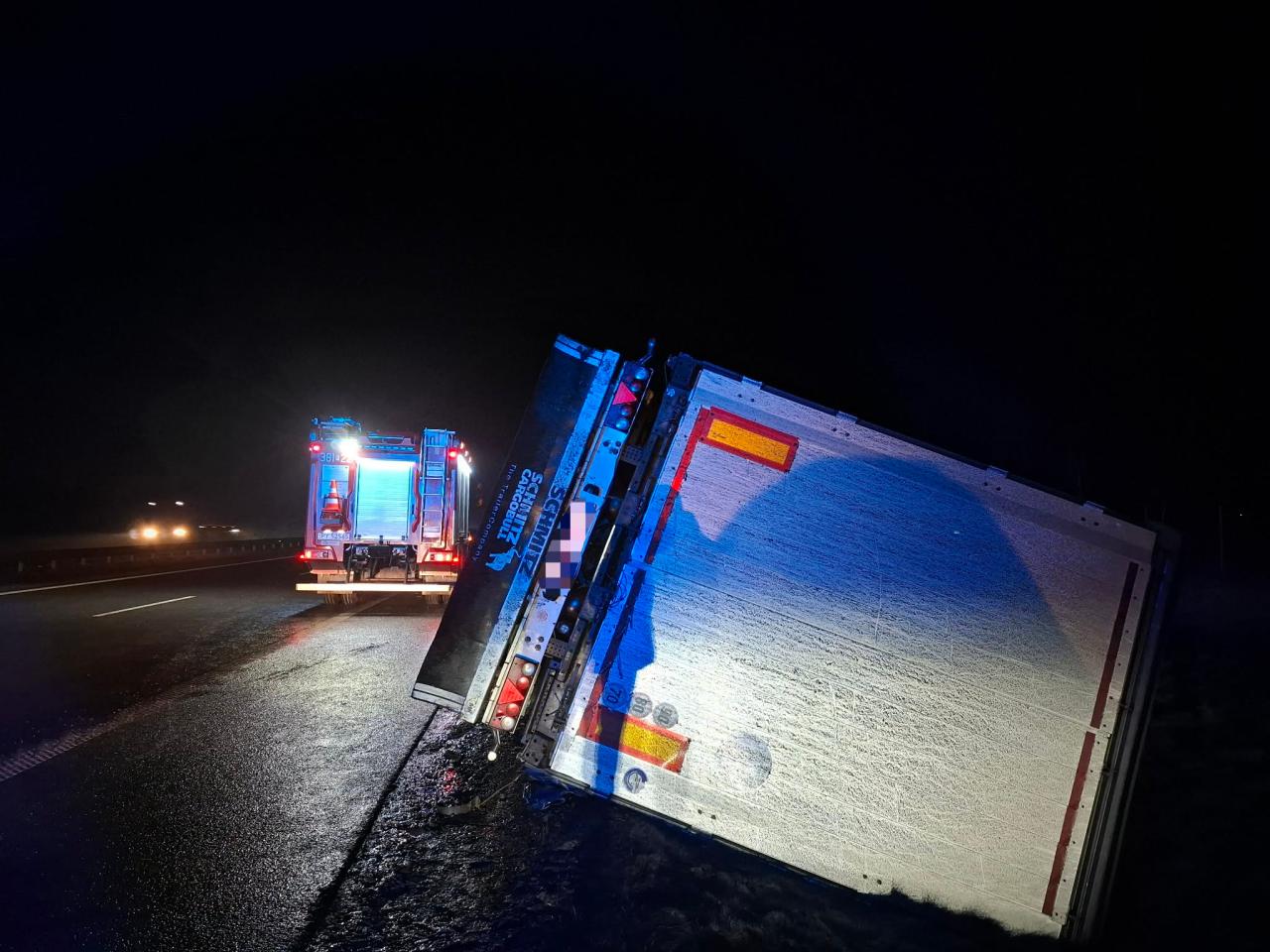 Ciężarówka przewożąca tytoń przewróciła się na S5. Utrudnienia w kierunku Poznania!