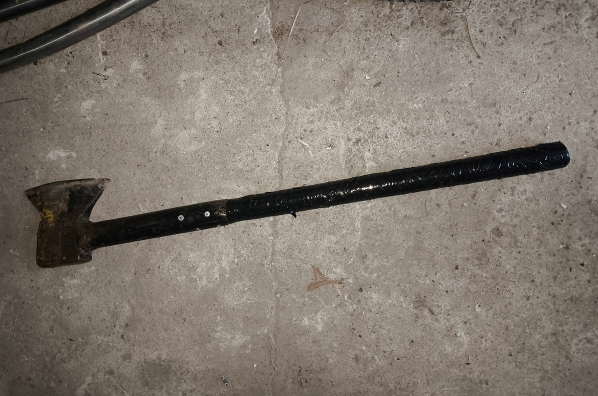 Policjanci z regionu znaleźli siekierę, którą podejrzani posługiwali się podczas kradzieży. Zatrzymano dwie osoby