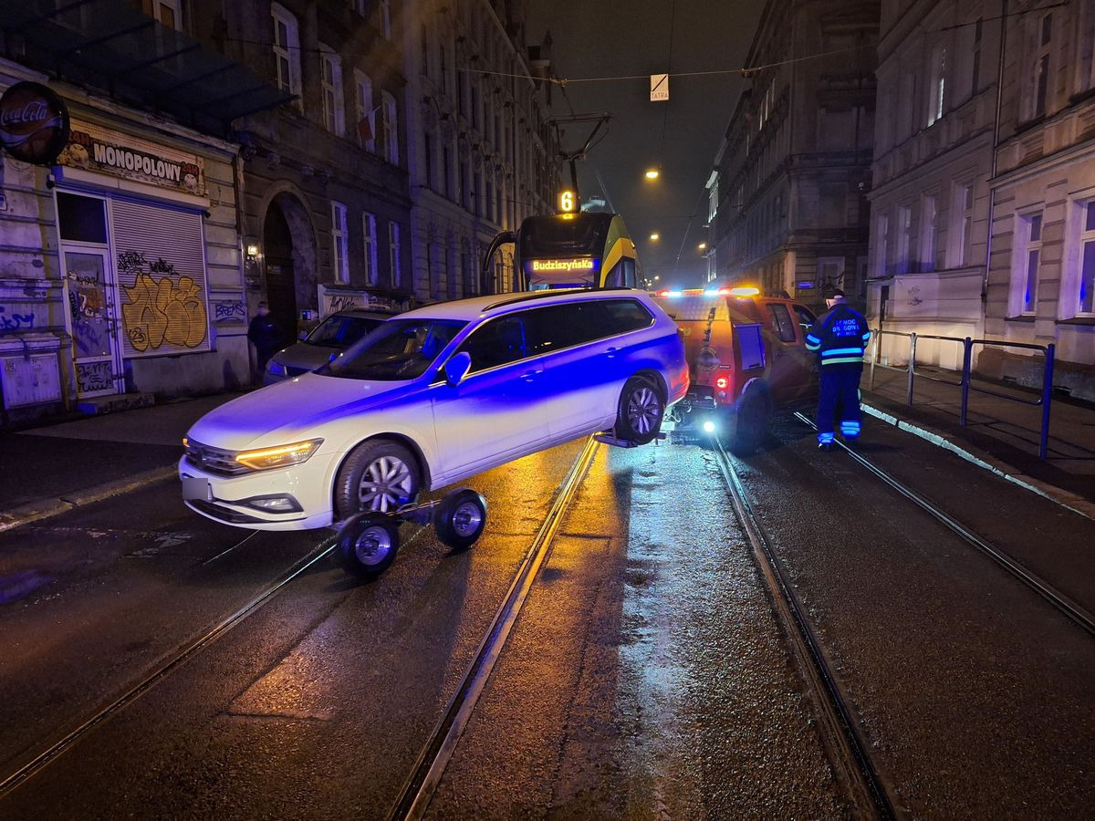 Samochód zablokował ruch tramwajów w centrum Poznania. Kierowca zapłaci nie tylko mandat