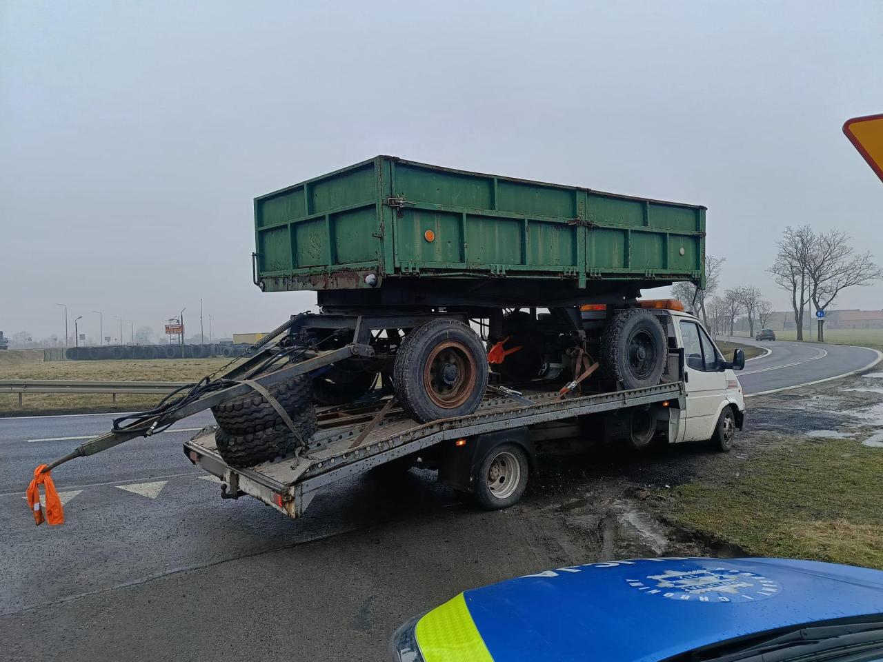 Kierowca tego Forda w regionie przesadził z ładunkiem