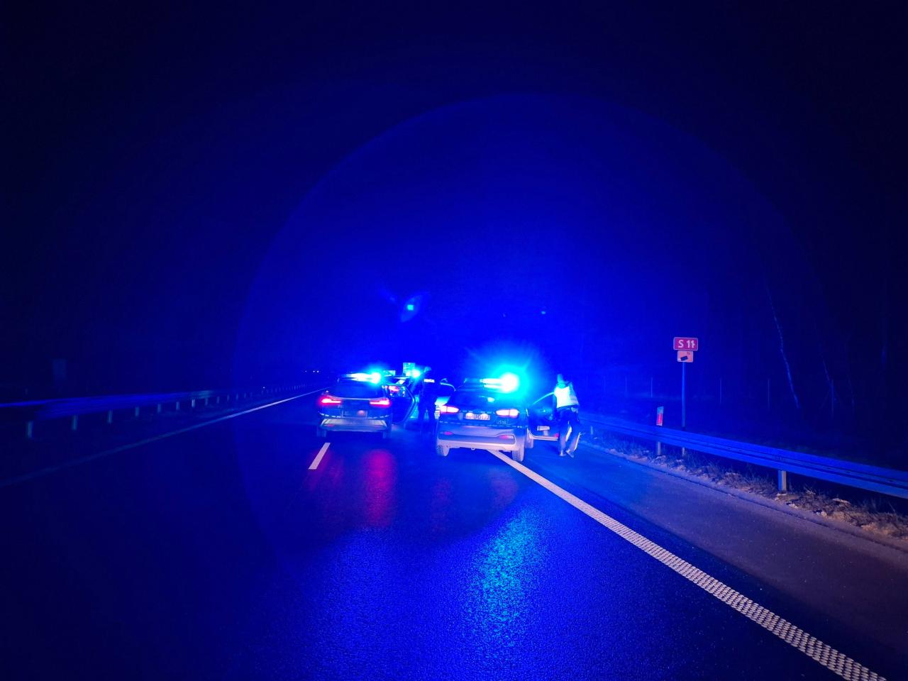 Policyjny pościg za kierowcą zakończył się kolizją z radiowozem pod Poznaniem