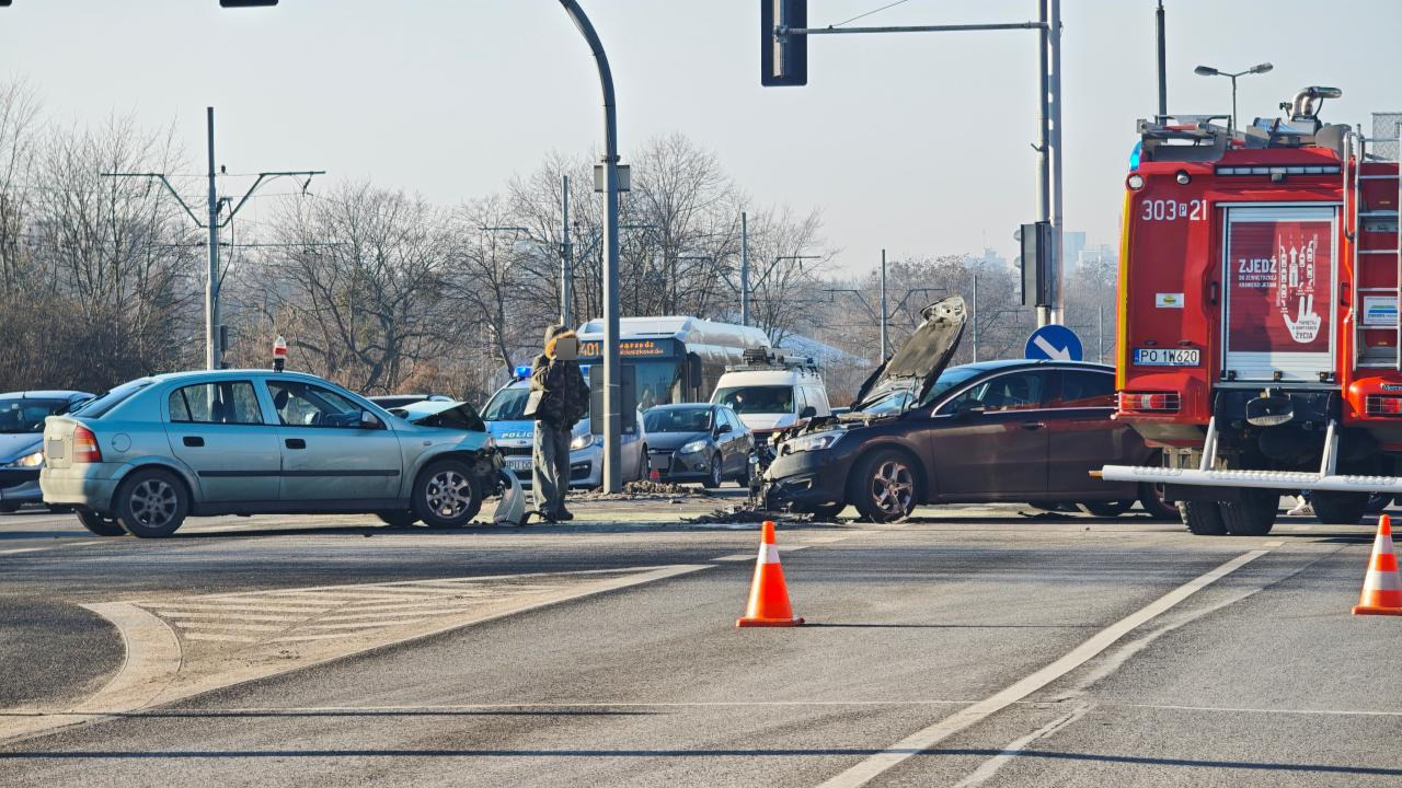 Czołowe zderzenie dwóch samochodów na poznańskim skrzyżowaniu