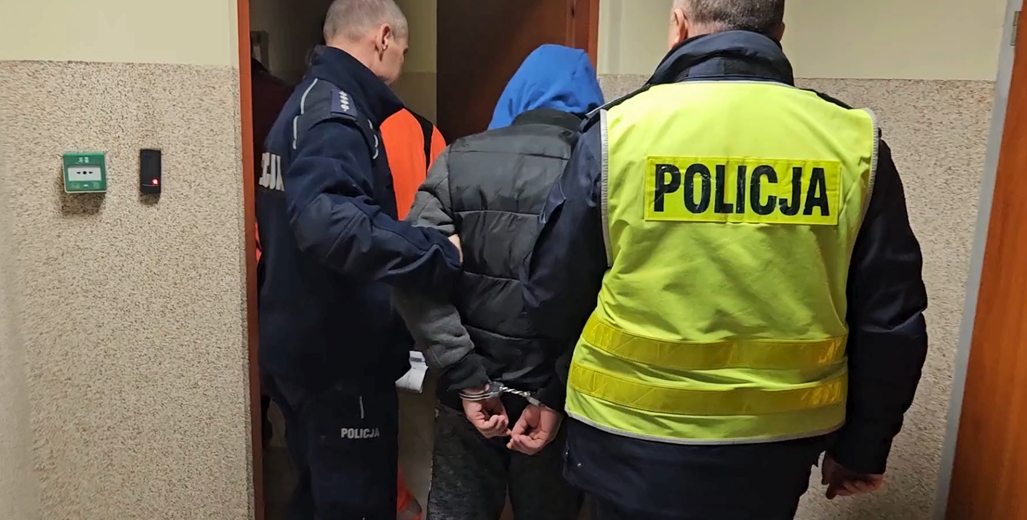 Gdy policjanci zapukali do drzwi domu w regionie, zgasło światło. Weszli siłowo