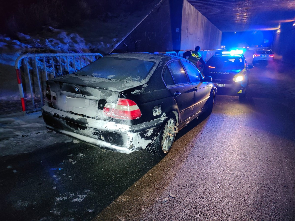 Tak pozostawione BMW spowodowało duże utrudnienia i korki w regionie. Wezwano policję
