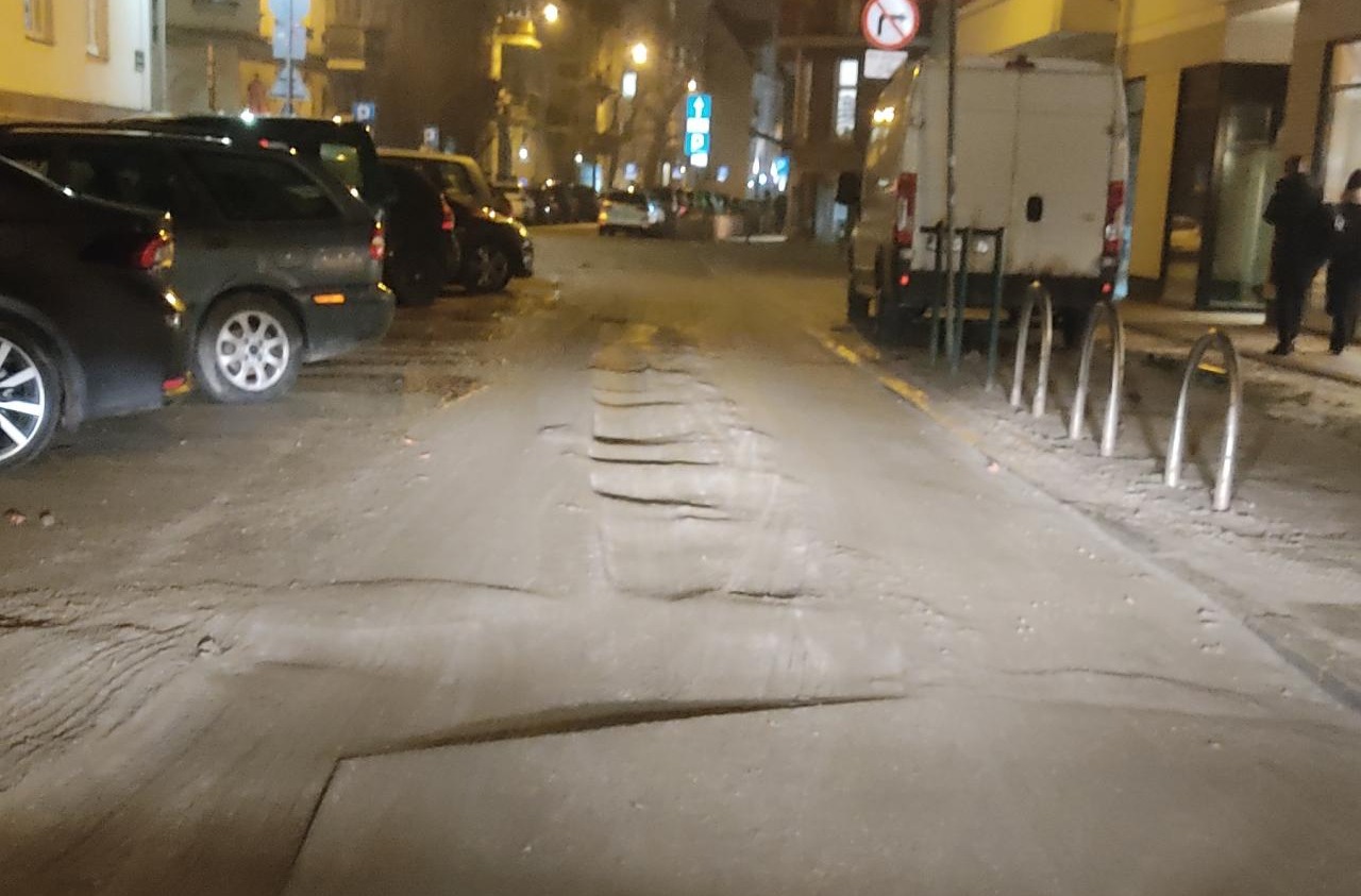 Dziura na dziurze na poznańskiej ulicy. "Przejechanie bez uszkodzenia auta to spore wyzwanie"