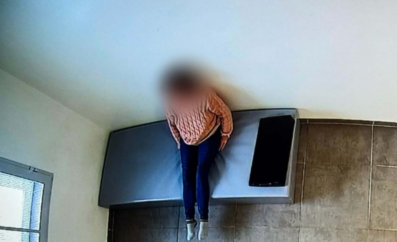 Region. Najpierw wezwała medyków do matki, a później ich pobiła, "bo musiała tak długo czekać"