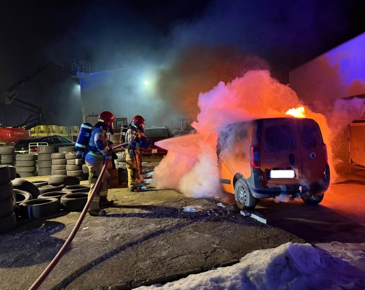 Kowalewicka: pożar samochodu zaparkowanego na posesji