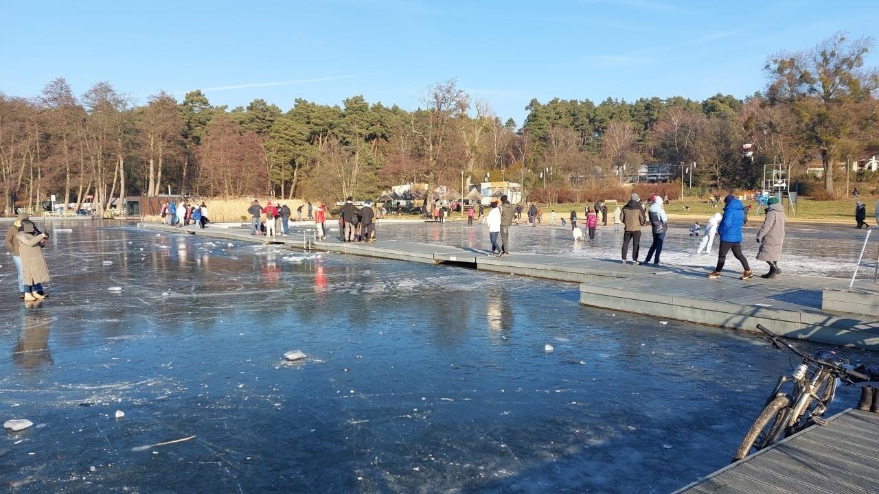 Strzeszyn: mimo ostrzeżeń, wchodzili na zamarznięty akwen. "Całe rodziny z dziećmi grały w hokeja"