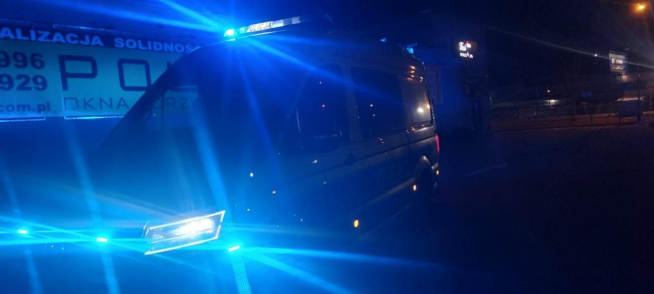 Mężczyzna zabrał pijanej kobiecie kluczyk od samochodu. Udaremnił jej dalszą podróż "na podwójnym gazie"