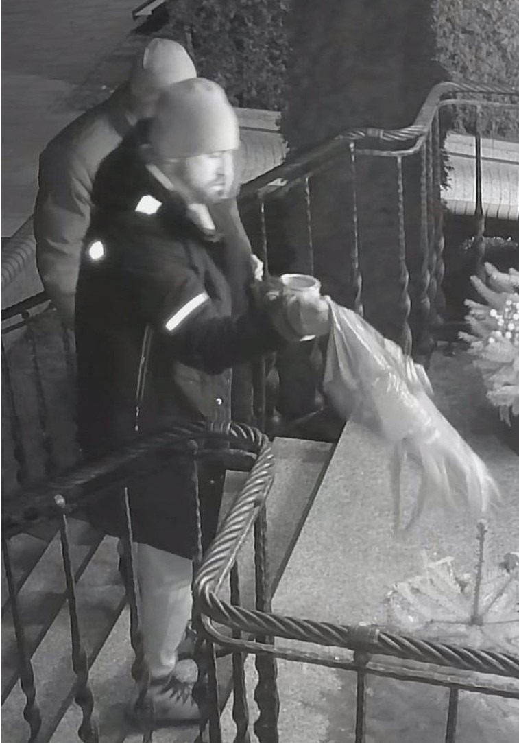 Trzy razy obrzucono budynek smolistą cieczą i wymalowano wulgarne napisy na elewacji. Szuka go policja