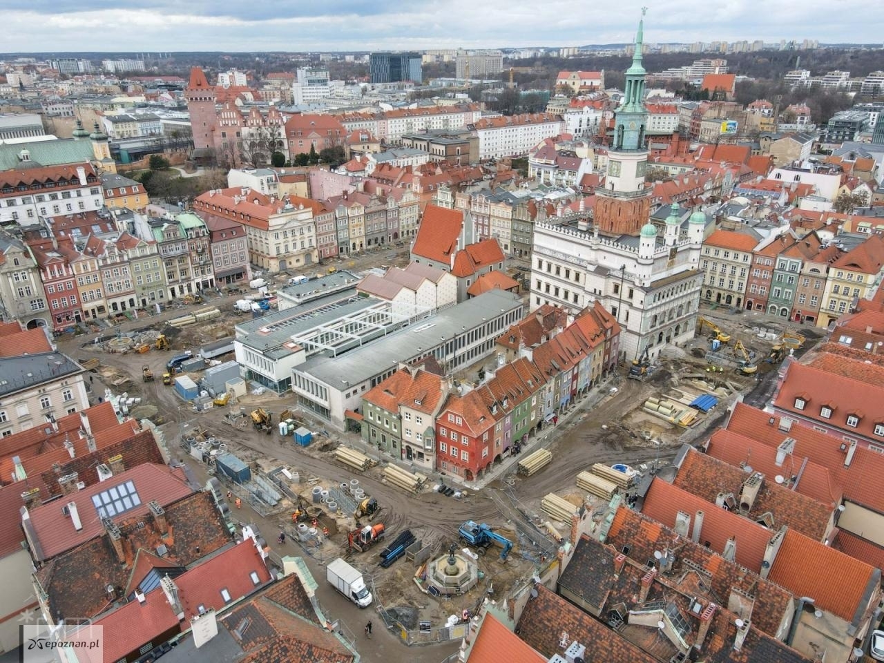 Zabudowa Starego Rynku widoczna z góry w trakcie przebudowy płyty rynku | fot. PIM
