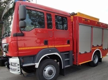 Utrudnienia na DK25. Płonie budynek gospodarczy znajdujący się przy drodze. "Trwa walka z żywiołem"