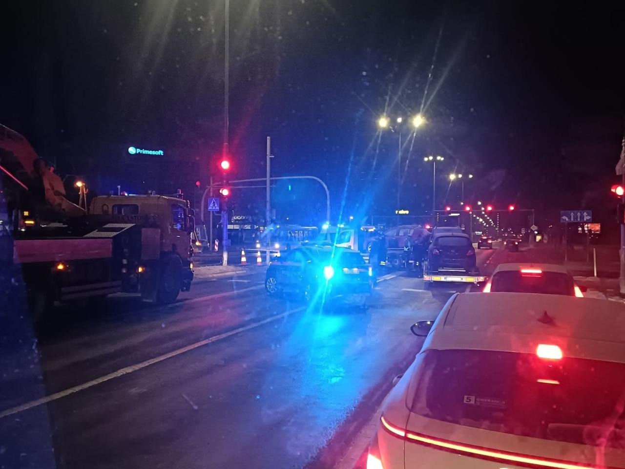 Zderzenie tramwaju z lawetą w mieście i spore utrudnienia