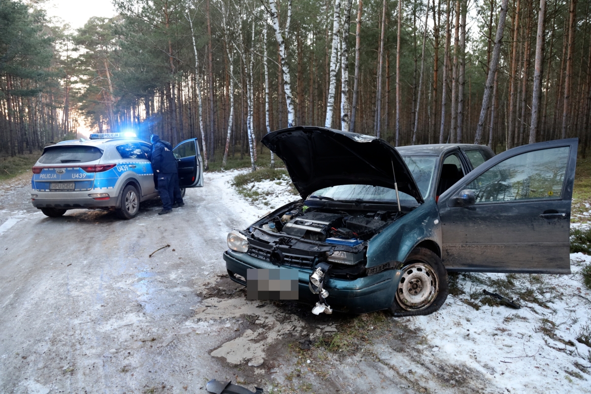 Policyjny pościg w regionie zakończony na drzewie. Wiadomo, dlaczego 18-latek uciekał