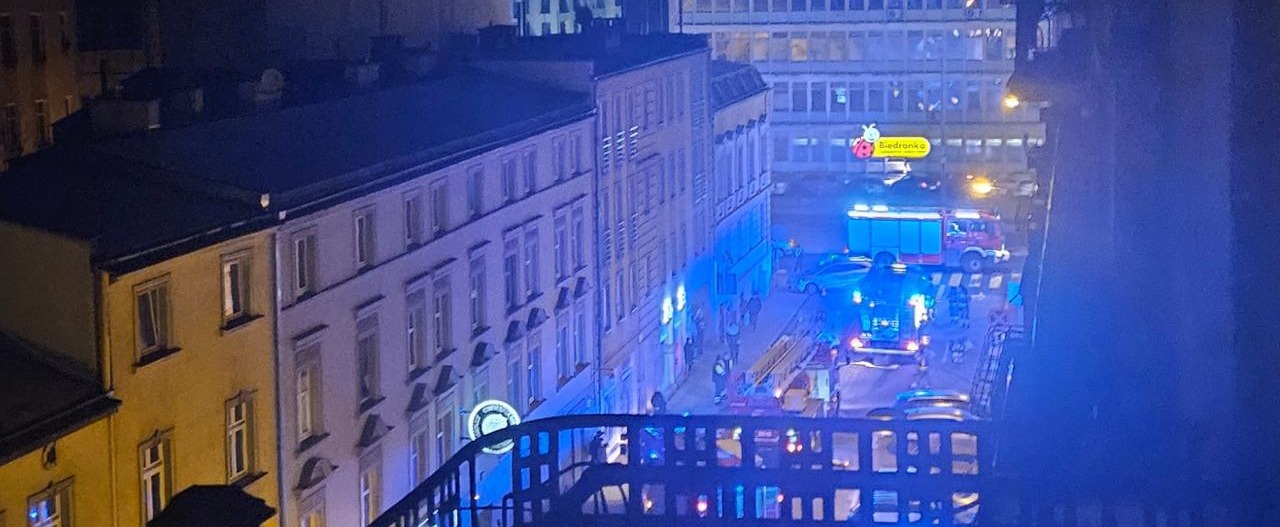 Poranny pożar w mieszkaniu na Jeżycach. Ewakuacja i utrudnienia