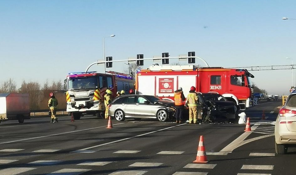 Zderzenie aut na "krajówce" pod Poznaniem. Utrudnienia