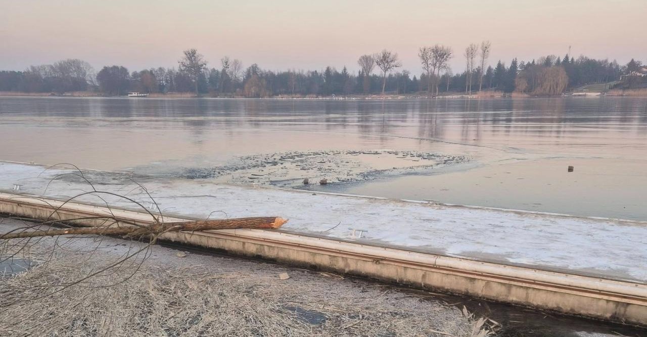 Krok od tragedii na jeziorze w regionie. Łyżwiarz wpadł pod lód