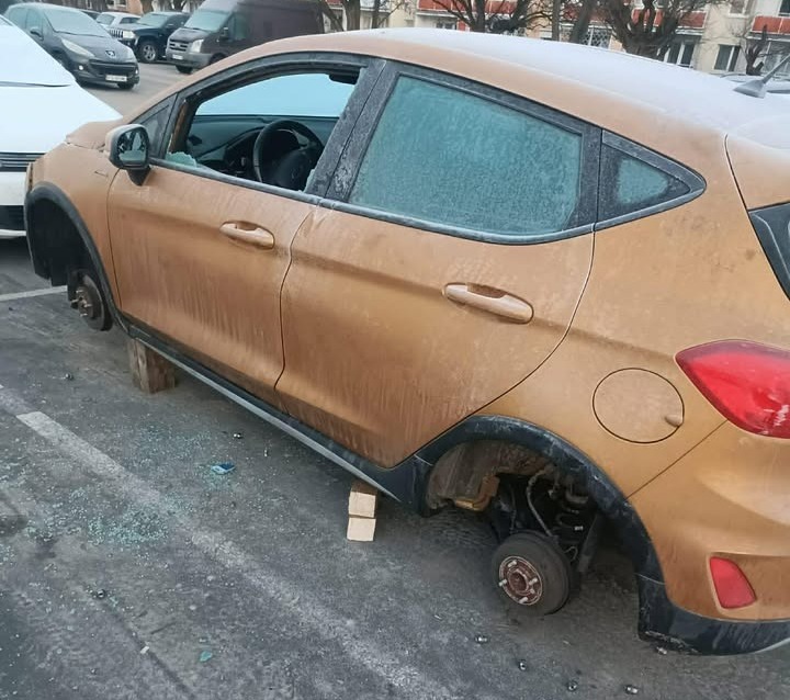 Skradzione koła i wybita szyba w aucie na Piątkowie. Nie było jedyne