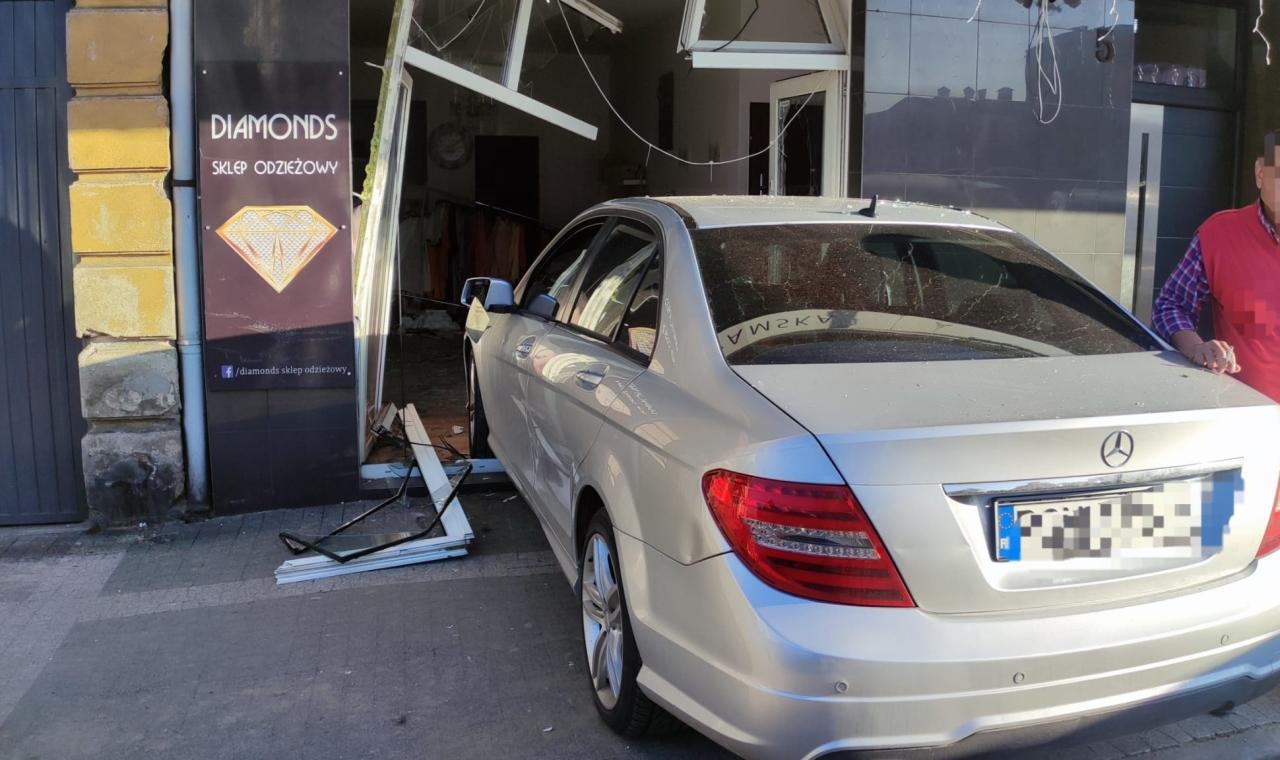 Wjechała autem do sklepu w regionie. "Pomyliła ustawienia automatycznej skrzyni biegów"