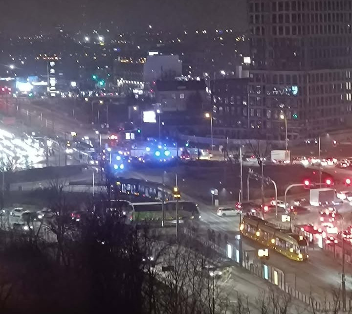 Akcja służb na rondzie Rataje. Zderzyły się autobus, tramwaj i dwa samochody