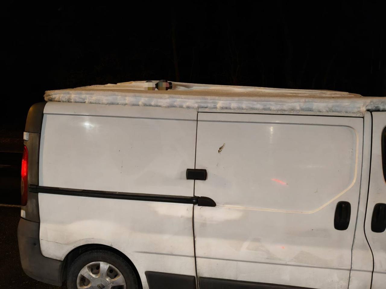 Nie tylko śnieg zalegał na dachu busa. Kierowca z regionu został ukarany