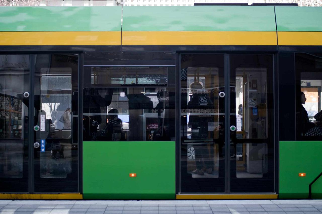 Zderzenie tramwaju z policyjnym radiowozem w centrum miasta