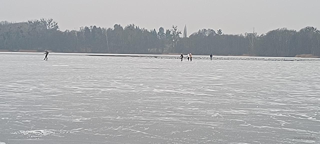 Znów ekstremalnie niebezpieczna sytuacja na poznańskim jeziorze. "Rodzinka na łyżwach z małymi dziećmi"