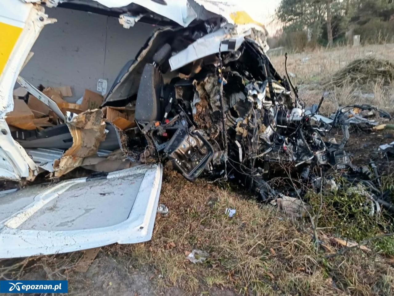 Złodziej ukradł mu auto i zginął, rozbijając je na drzewie. Kurier prosi o wsparcie