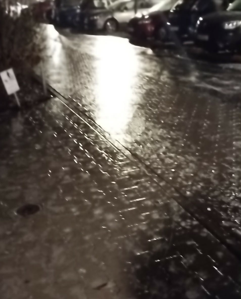 Tragiczne warunki na chodnikach i drogach w Poznaniu oraz okolicach. "Brak możliwości wyjazdu z parkingu, szklanka"