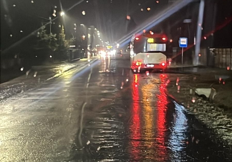 Duże problemy z komunikacją miejską w Poznaniu i pod miastem! Opóźnienia, autobusy nie mogą podjechać pod wzniesienia