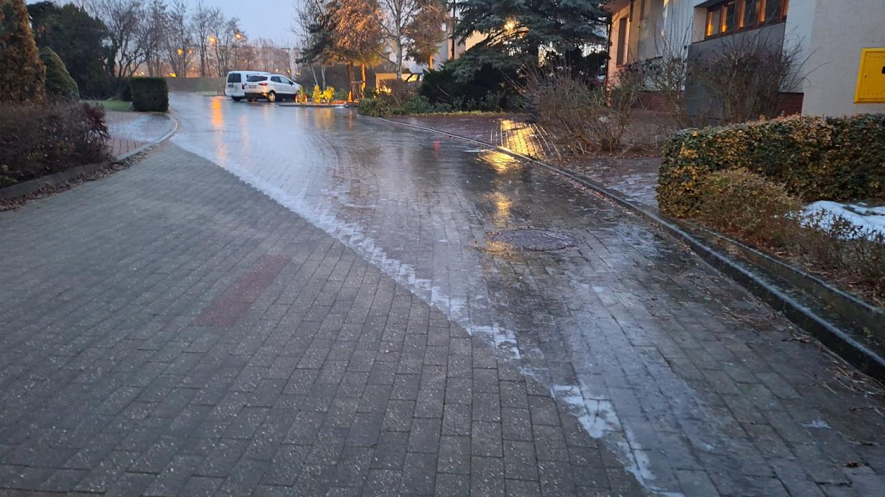 Czytelnik: "Czy Pan Prezydent mojego miasta już się obudził i widzi lód na chodnikach?" ZDM odpowiada