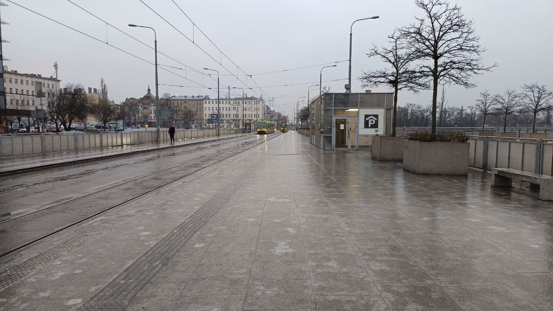 Ludzie przewracają się wysiadając z tramwajów w centrum Poznania. Jaśkowiak: "Służby miejskie działają nieprzerwanie od wczorajszego popołudnia"