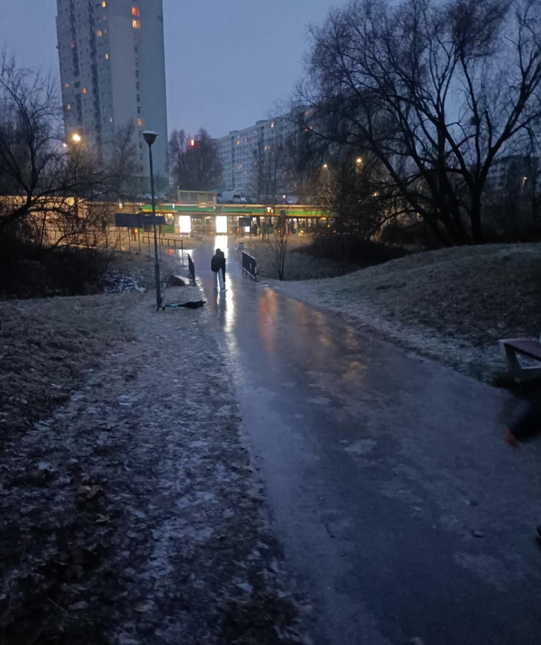 Słaba reakcja służb na ostrzeżenia przed oblodzeniem? "To jest kpina z podatników"