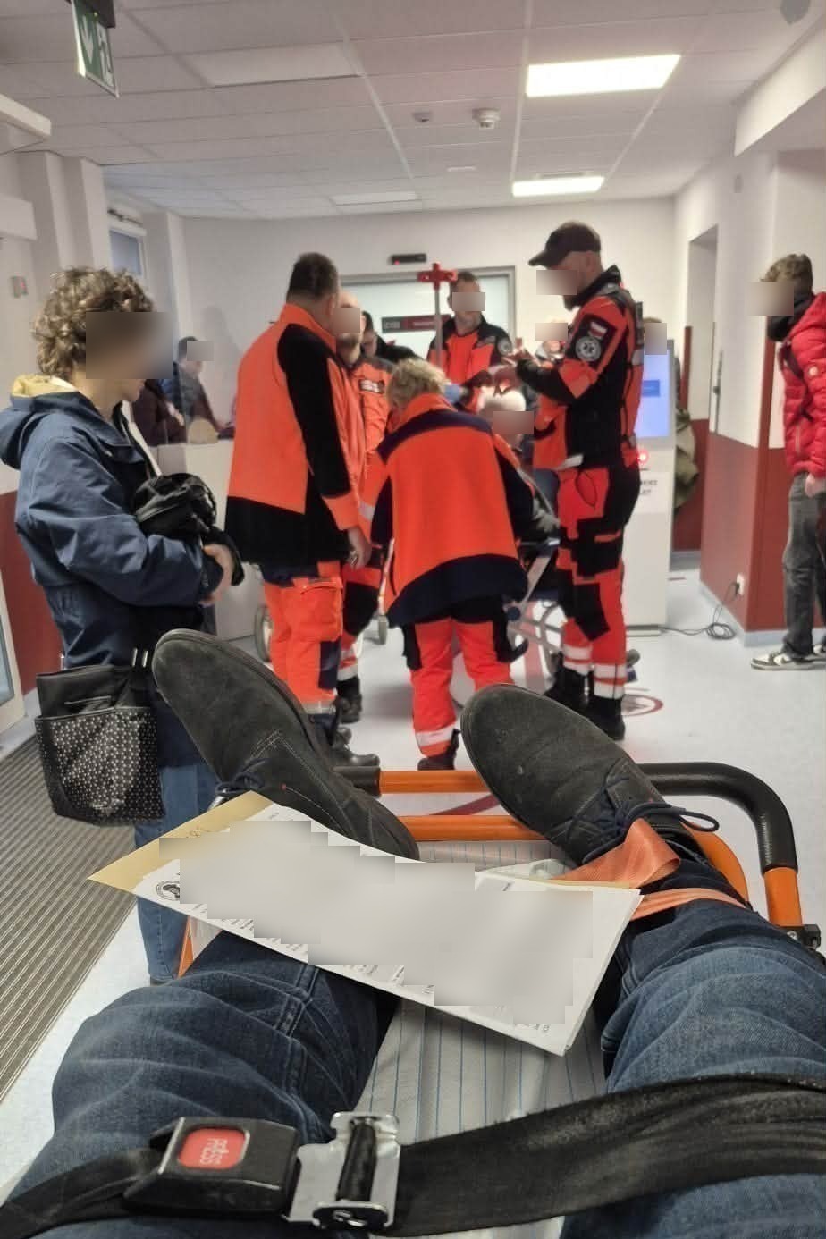 Przewrócił się ze schodów wychodząc z domu. Trafił na SOR. "Wciąż jest tu mnóstwo ludzi z obrażeniami"