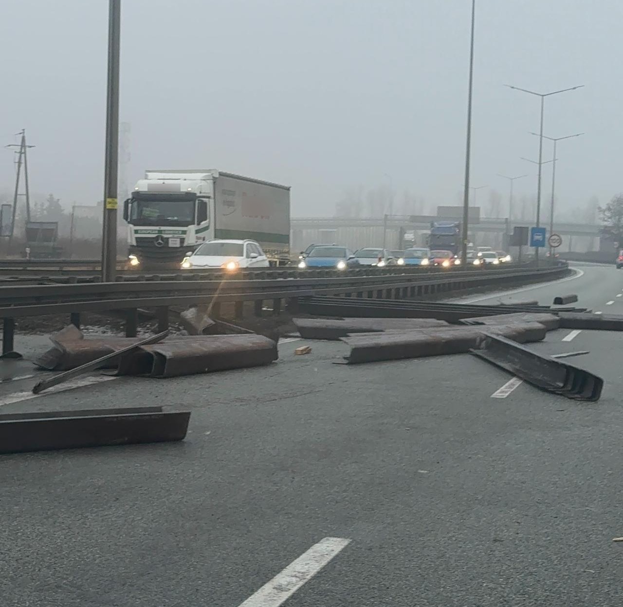 Utrudnienia na S11 w stronę Kórnika. Gigantyczne korki z powodu rozsypanej na jezdni stali