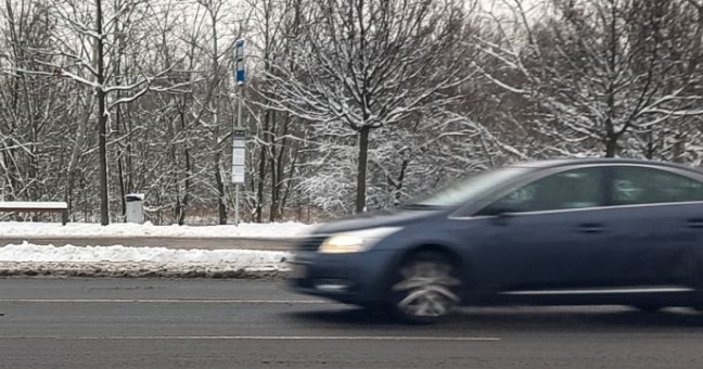 ZDM kontynuuje działa na drogach ze względu na kolejne ostrzeżenia IMGW. "Jeśli możesz, zostań w domu"