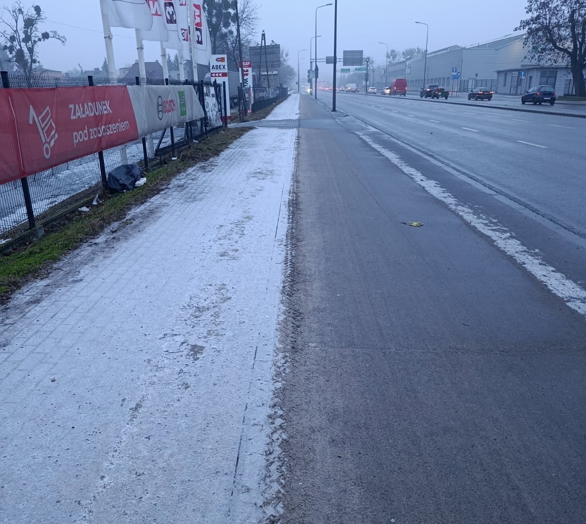 Akcja gołoledź. Lepiej wybrać się rowerem niż pieszo? Ścieżki rowerowe odśnieżone, a chodniki już nie