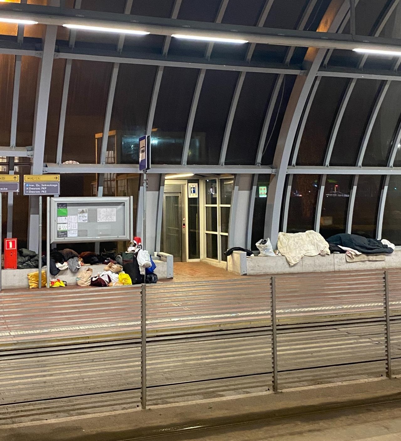 Koczowisko na przystanku Dworzec Zachodni. Pasażerowie skarżą się na fetor. "Nie da się przejść bez zatykania nosa"
