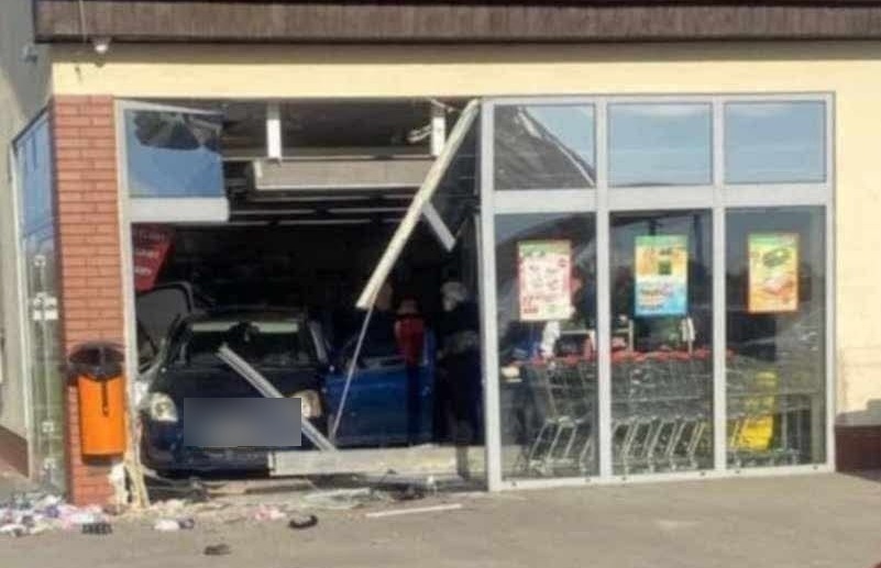 Z impetem wjechał samochodem do marketu "Dino". Huk postawił na nogi wszystkich pracowników. Wysiadł z auta i poszedł zrobić zakupy