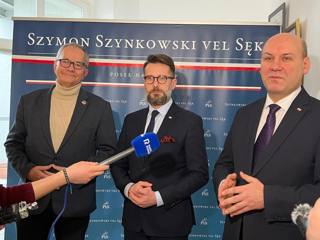 Politycy spotkali się, żeby nagłośnić "skandaliczną sytuację w Poznaniu". Chodzi o gołoledź, paraliż na drogach i kolejki na SOR