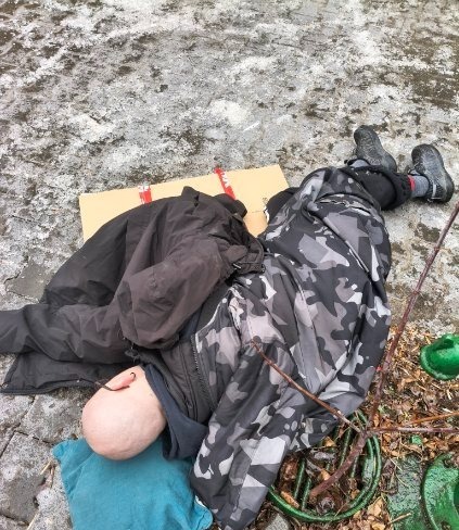 Marszałkowska: boleśnie upadł na chodnik. Pomogły mu ekspedientki z Żabki. Zatrzymał się również kierowca, który akurat tamtędy przejeżdżał