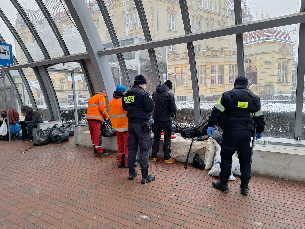 Interwencja na przystanku PST. Zniknęło koczowisko i bałagan