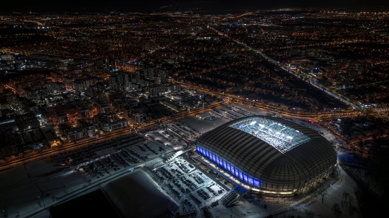 Siarczysty mróz, śnieg i mecz na poznańskim stadionie. Klub zachęca, by zabrać ciepłe koce