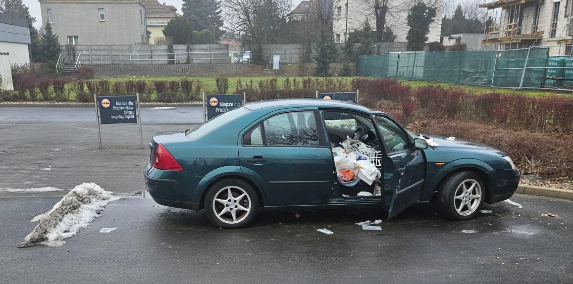 Wrak auta od miesięcy stwarza zagrożenie na parkingu Lidla, za wycieraczką kolejne "mandaty" za brak opłaty parkingowej. Market "nie ingeruje w prawo własności osób trzecich"