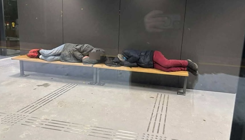 Nowoczesny dworzec przesiadkowy oblegany przez bezdomnych. "Noclegownia i toalety umazane fekaliami"